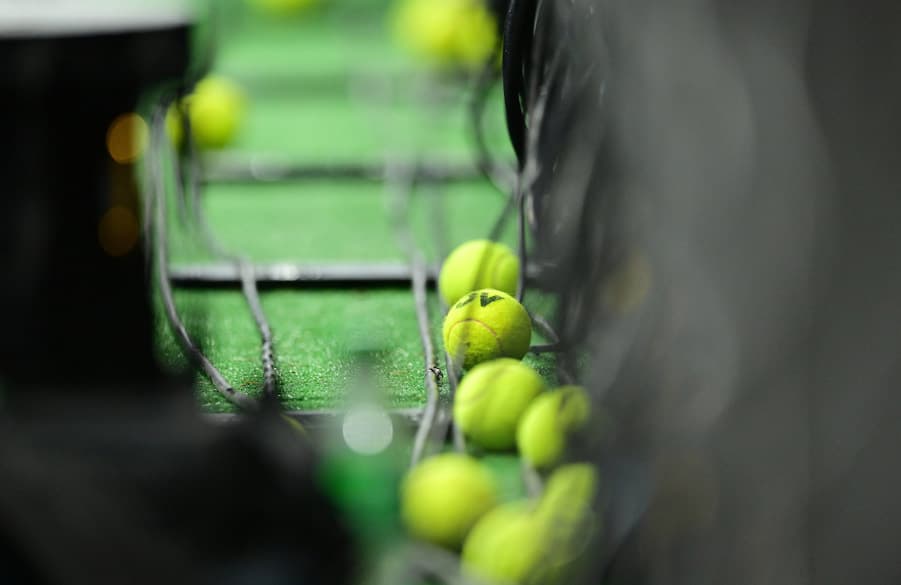 Die Protagonisten der zweiten Halbzeit: Durch das Werfen von Tennisbällen musste das Spiel für mehr als 30 Minuten unterbrochen werden.