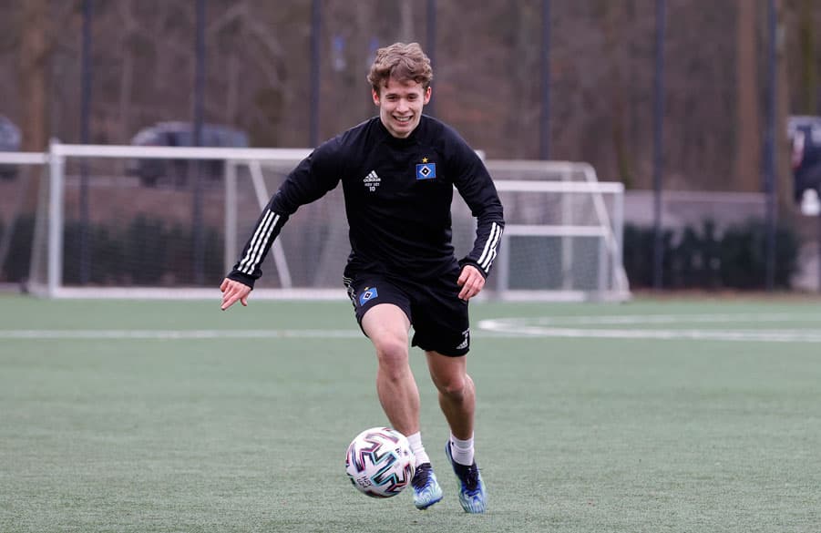 Drei Monate lang musste Anssi Suhonen fußballerisch komplett aussetzen, nun trainiert er wieder mit dem Ball am Fuß. Nächstes Ziel: Das Mannschaftstraining.
