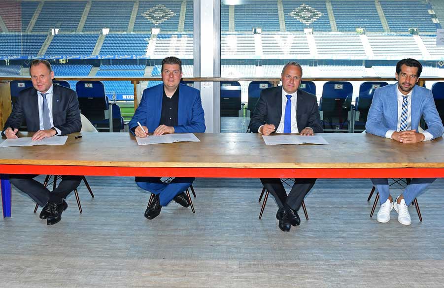 Sportsenator Andy Grote, Finanzsenator und Verwaltungsratsvorsitzender des LIG Dr. Andreas Dressel sowie die HSV-Vorstände Frank Wettstein und Jonas Boldt (v.l.) bei der Unterzeichnung der gemeinsamen Vereinbarung im Hamburger Volksparkstadion.