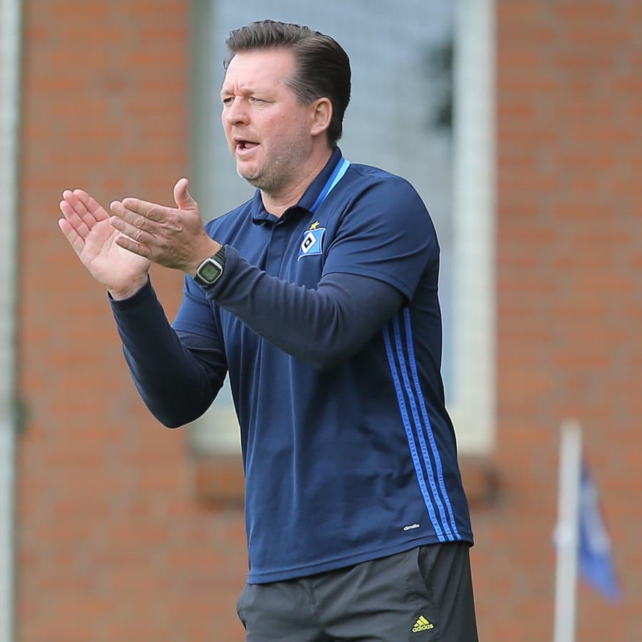 U17-Trainer Christian Titz klatscht.