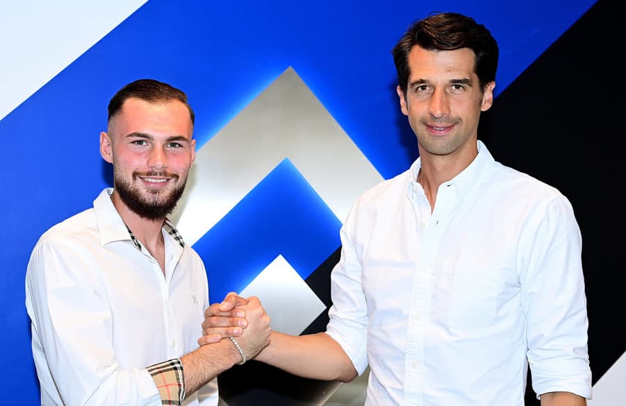 Valon Zumberi und Jonas Boldt klatschen ab.