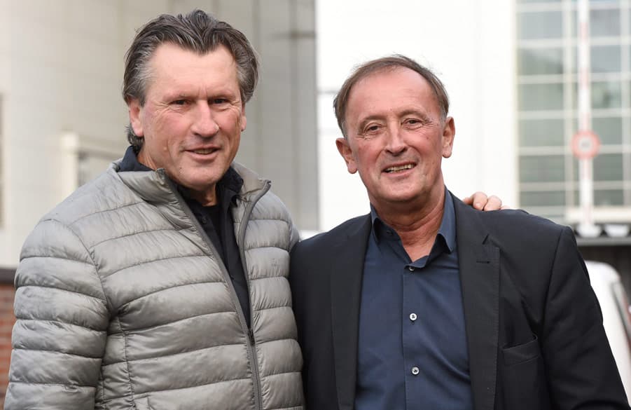Manred Kaltz und Dieter Burdenski stehen posierend und Arm in Arm vor der Kamera.