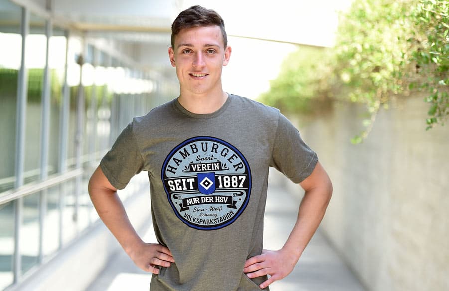 Oliver Oschkenat, 23 Jahre, Innenverteidiger.