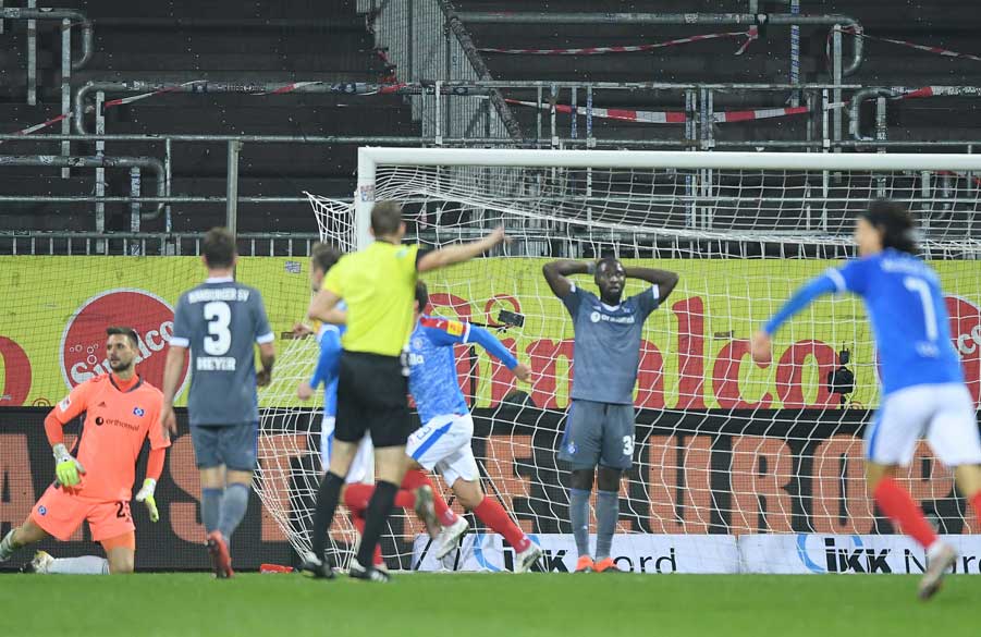 Unglaublich und unnötig: vorn verpasst der HSV das 2:0 und kassiert im direkten Gegenzug in der Nachspielzeit tatsächlich noch den 1:1-Ausgleich.