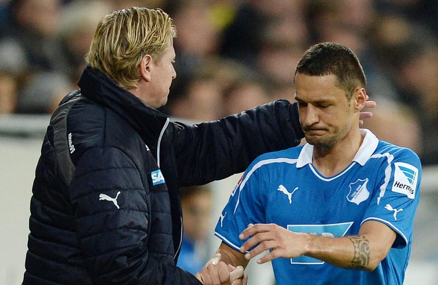 Markus Gisdol klatscht Sejad Salihovic im Trikot von Hoffenheim ab.