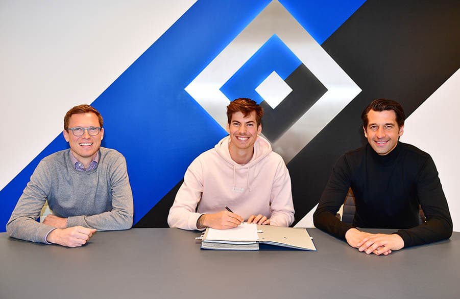 Freuen sich auf die weitere Zusammenarbeit: Sportdirektor Michael Mutzel, Mittelfeldspieler Maximilian Rohr und Vorstand Jonas Boldt (v.l.).