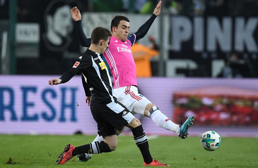 Thorgan Hazard schießt, Filip Kostic versucht abzublocken.