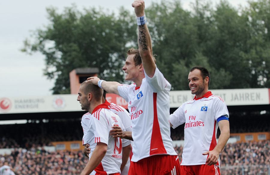 Marcell Jansen bejubelt mit Torschütze Mladen Petric das 1:1 am Millerntor im Jahr 2010.