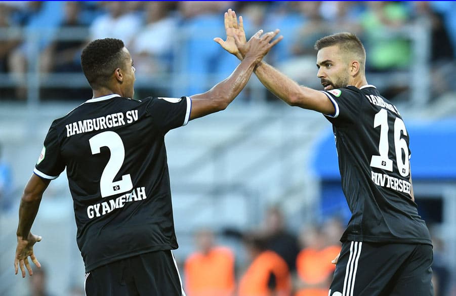 Lukas Hinterseer und Jan Gyamerah klatschen sich nach einem Tor ab.