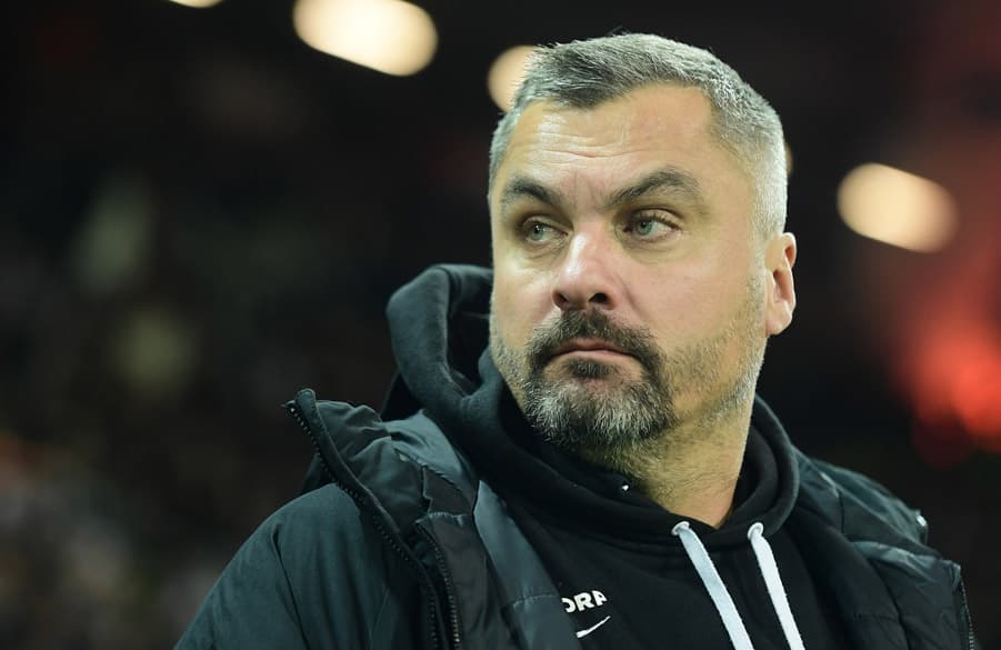 Thomas Reis steht am Spielfeldrand.