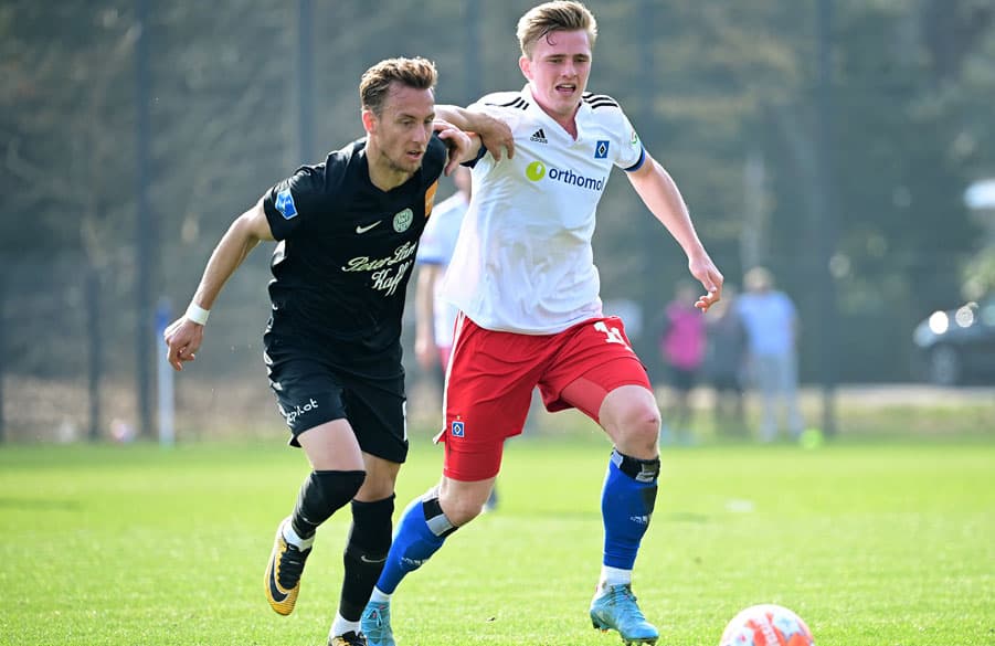 HSV-Angreifer Mikkel Kaufmann erzielte gegen seine dänischen Landsleute den Treffer zum 1:5 und leitete damit die Hamburger Aufholjagd ein.