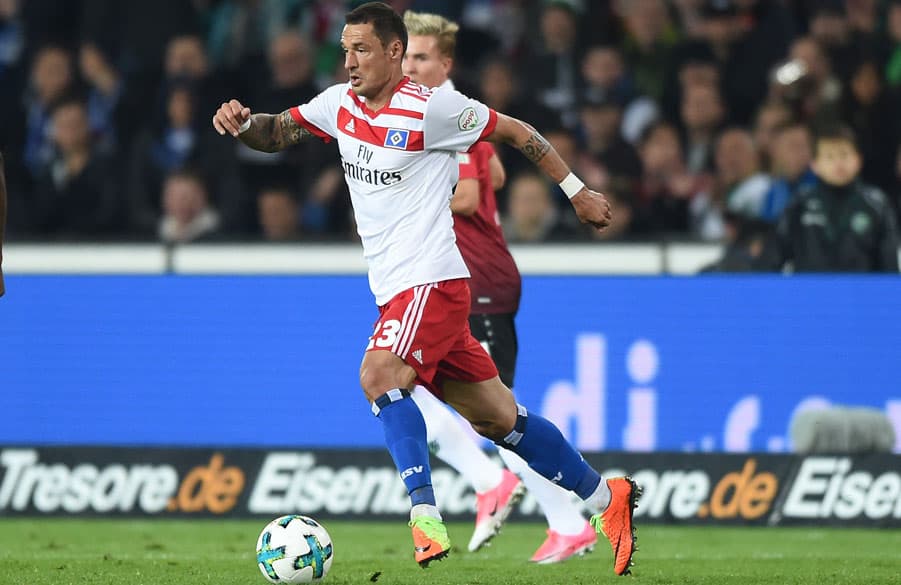 Sejad Salihovic führt den Ball. Felix Klaus läuft hinter ihm.