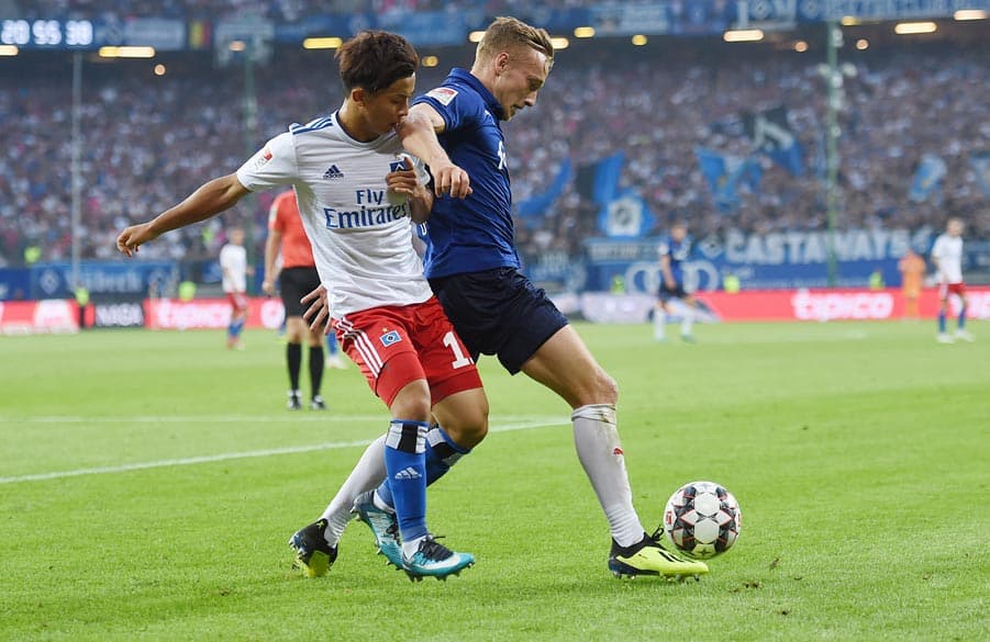 Tatsuya Ito im Zweikampf um den Ball.