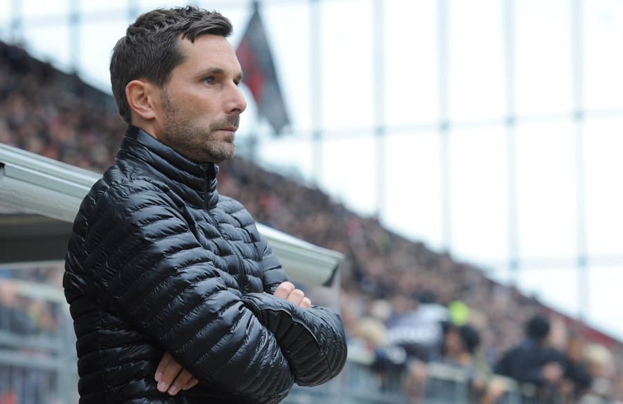 Stefan Leitl steht am Spielfeldrand.