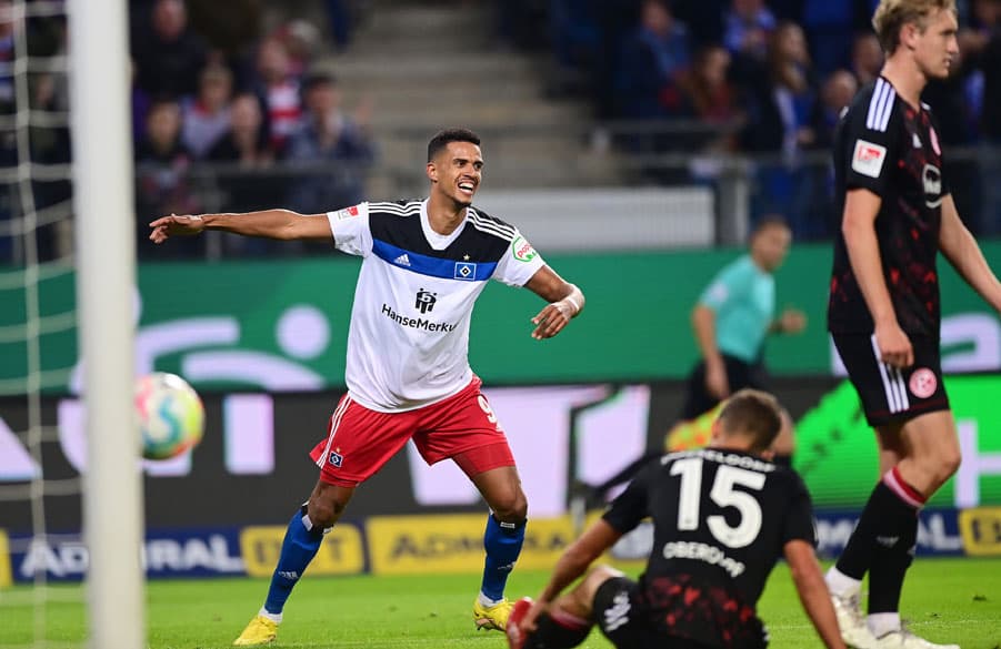 Da hat er wieder zugeschlagen: Der Ball zappelt im Netz, Robert Glatzel strahlt und sucht Bakery Jatta, um gemeinsam dessen herausragende Vorarbeit plus das verdiente 1:0 zu feiern.