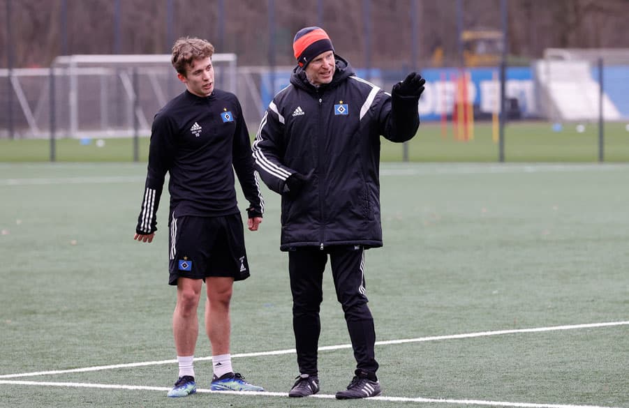 Im ständigen Austausch: Reha-Trainer Markus Günther (r.) arbeitet nahezu täglich mit Suhonen zusammen.