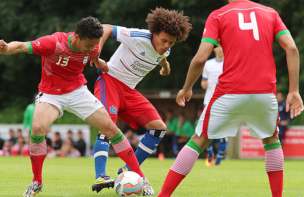 Gillian Jurcher von der U21 im Zweikampf um den Ball.