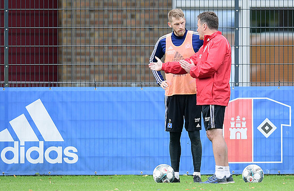 Cheftrainer Dieter Hecking (re.) muss in Osnabrück auf Kapitän Aaron Hunt (li.) verzichten, der erkrankt ist und an Fieber leidet.