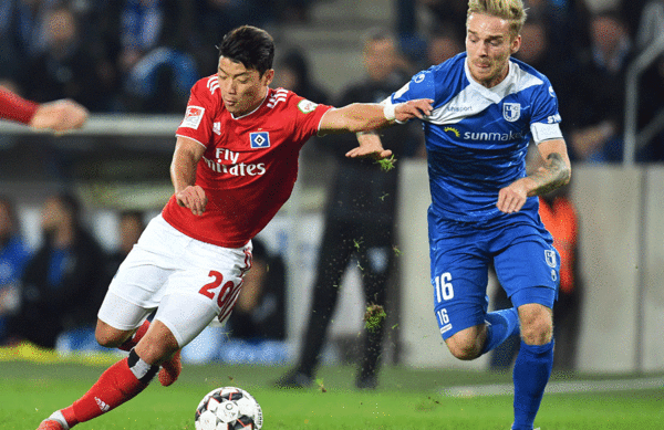 Hee-chan Hwang treibt den Ball gegen den 1. FC Magdeburg.