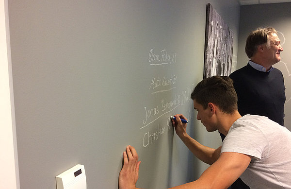 Christian Stark verewigt sich an der Wand im Büro von Dietmar Beiersdorfer, wo bereits einige hoffnungsvolle Talente des HSV ihren Namen hinterlassen haben.