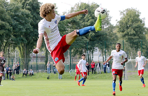 Jonah Fabisch artistisch. Er traf für die U16 gegen St. Pauli.