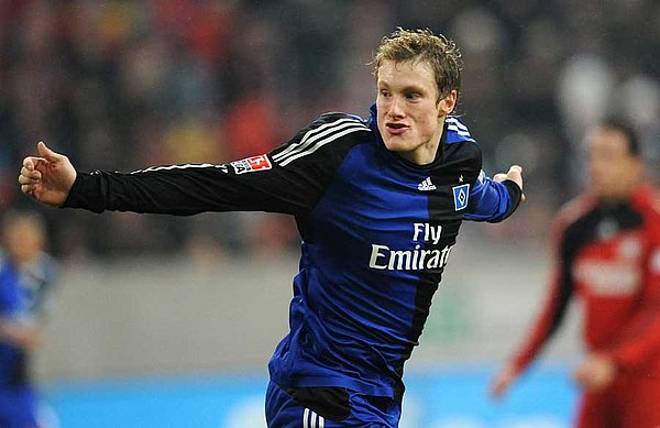 Marcell Jansen bejubelt seinen Treffer in Leverkusen.