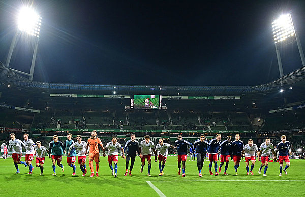 Ein Sieg der Geschlossenheit: Der HSV präsentiert sich als echtes Team - während der 90 Minuten und auch anschließend beim ausgiebigen Jubel mit den Fans. Ein Sieg der Geschlossenheit: Der HSV präsentiert sich als echtes Team - während der 90 Minuten und auch anschließend beim ausgiebigen Jubel mit den Fans.