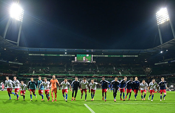Ein Sieg der Geschlossenheit: Der HSV präsentiert sich als echtes Team - während der 90 Minuten und auch anschließend beim ausgiebigen Jubel mit den Fans.