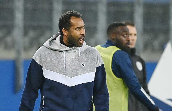 Selbst immer 90 Minuten lang mit 100 Prozent dabei: HSV-Trainer Daniel Thioune.