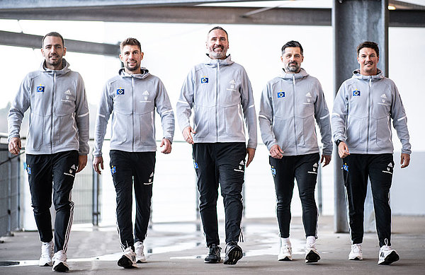 Tim Walter (Mitte), seine Co-Trainer Julian Hübner (2.v.l.), Filip Tapalovic (2.v.r.) und Merlin Polzin (re.) sowie Torwart-Trainer Sven Höh (li.) wollen den eingeschlagenen Weg erfolgreich weiter beschreiten. 