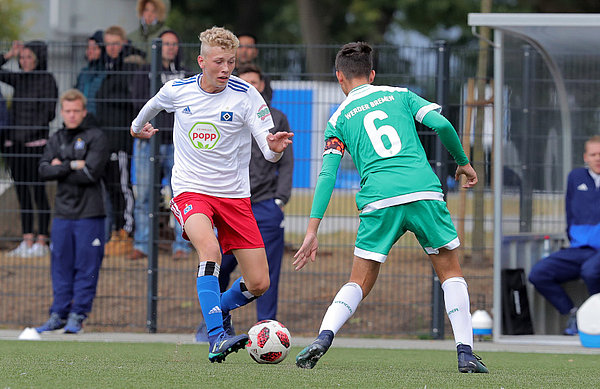 Die Hamburger um Bent Andresen (l.) und Werder spielten am Ende im Gleichschritt. Die Hamburger um Bent Andresen (l.) und Werder spielten am Ende im Gleichschritt.