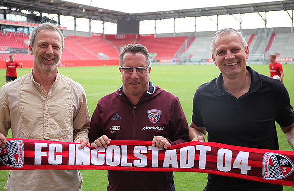 Harald Gärtner zusammen mit Sportdirektor Thomas Linke und Ingolstadts neuem Trainer Markus Kauczinski