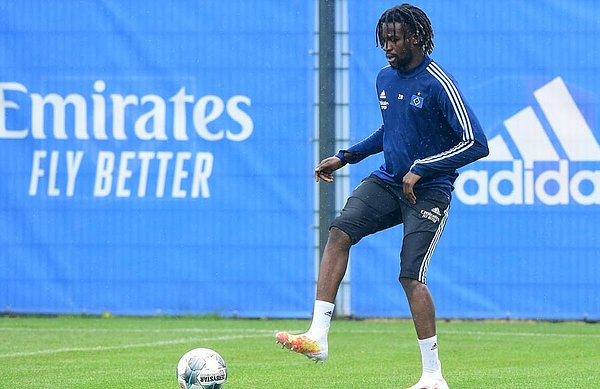 Gideon Jung ist nach seiner Hüftbeuger-Verletzung ins Teamtraining zurückgekehrt und laut Cheftrainer Dieter Hecking eine Option für die Innenverteidigung und das defensive Mittelfeld. Gideon Jung passt den Ball.