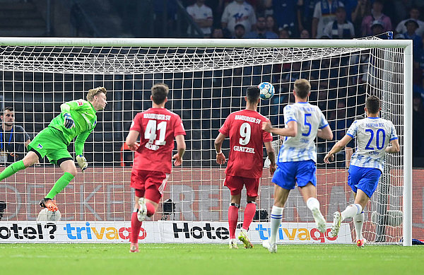 Drin! Der vielleicht als Flanke gedachte Ball von HSV-Mittelfeldmotor Reis (nicht im Bild) senkt sich hinter Hertha-Keeper Christensen an den Innenpfosten und von dort ins Tor - der Siegtreffer!