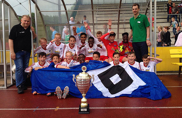 So sehen Sieger aus: Unsere U13 holte den Pokal. Die U13 feiert gemeinsam den Pokalsieg in Lingen,