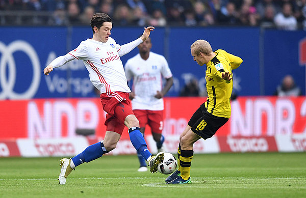 Auf Michael Gregoritsch und Co. wartet in Dortmund eine schwere Aufgabe. Michael Gregortisch im Zweikampf mit Sebastian Rode.