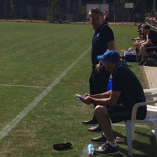 Dirk Kunert feierte mit seinem Team den ersten Saisonsieg. Dirk Kunert klatscht.