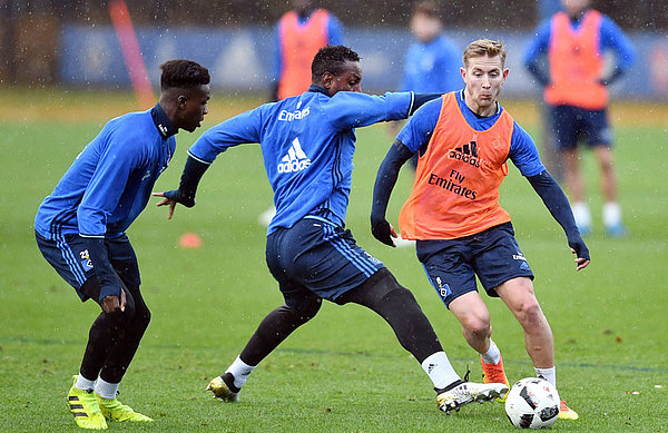 Cleber, hier in der Mitte im Zweikampf mit Lewis Holtby, steht gegen Dortmund nach seiner Rotsperre wieder zur Verfügung. Trainingszweikampf zwischen Lewis Holtby und Cleber.