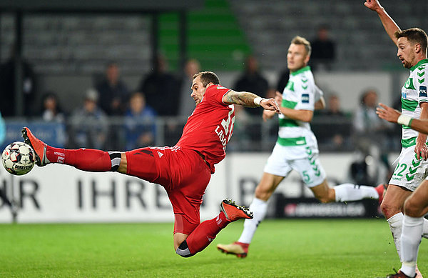 In der Hinrunde verpasste Pierre-Michel Lasogga einen Treffer gegen das "Kleeblatt". Am Montag will der Torjäger gegen seinen Kumpel treffen. Pierre-Michel Lasogga grätscht nach dem Ball.