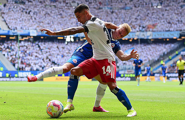 Ludovit Reis und Kevin Schumacher beim umkämpften letzten Spiel der beiden Clubs im Volksparkstadion.  