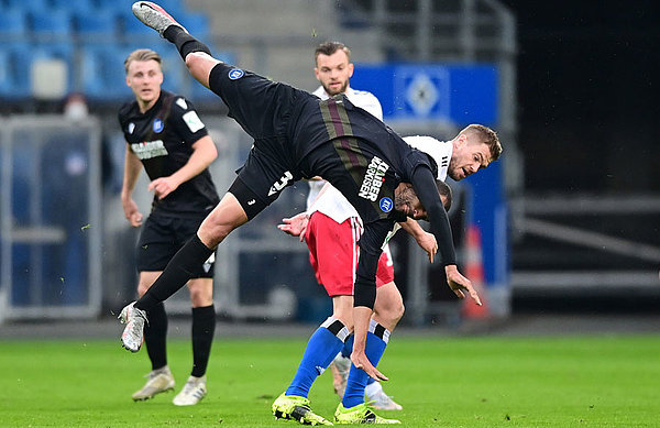 Kampf war mitunter Trumpf im Volkspark, wo sich der HSV und der KSC im ersten Durchgang einige knackige Duelle lieferten. Kampf war mitunter Trumpf im Volkspark, wo sich der HSV und der KSC im ersten Durchgang einige knackige Duelle lieferten.