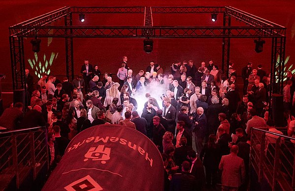 Anstoß für etwas Zeitloses: Die Walker HSV-Edition wird bei einem Event im Volksparkstadion vorgestellt. Anstoß für etwas Zeitloses: Die Walker HSV-Edition wird bei einem Event im Volksparkstadion vorgestellt.
