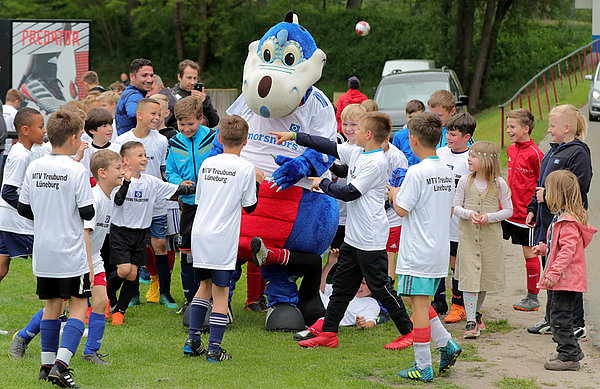 Dino Hermann besuchte die Kids auf der Sportanlage.
