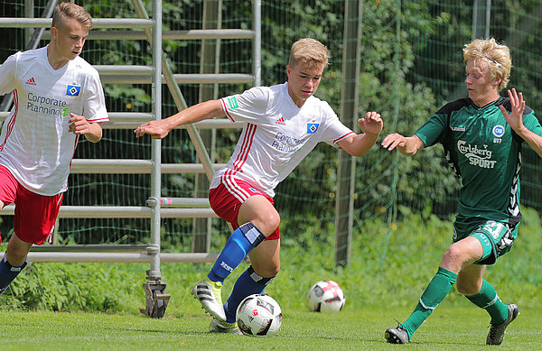 Alwin Seitz (mi.) in Bedrängnis. Am Samstag will er mit der U17 den ersten Saisonsieg holen. Alwin Seitz von der U17 führt den Ball eng am Fuß.