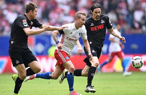 Lewis Holtby im Zweikampf mit zwei Kölnern.