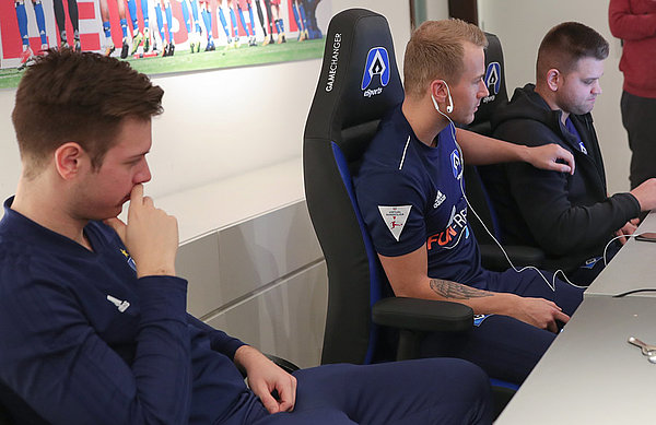 Obwohl "Heisen" (1. v. l.) gestern nicht im Einsatz war, unterstützte er seine Teamkollegen als Coach. Niklas Heisen coacht seine Mitspieler.