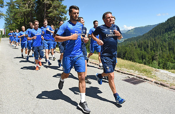 Bruno Labbdia und Emir Spahic laufen bei der Laufgruppe in den Bergen vorneweg,