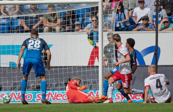 Der Anfang vom Ende: Serge Gnabry ist mit seiner individuellen Klasse nicht zu halten und erzielt die frühe Hoffenheimer 1:0-Führung.