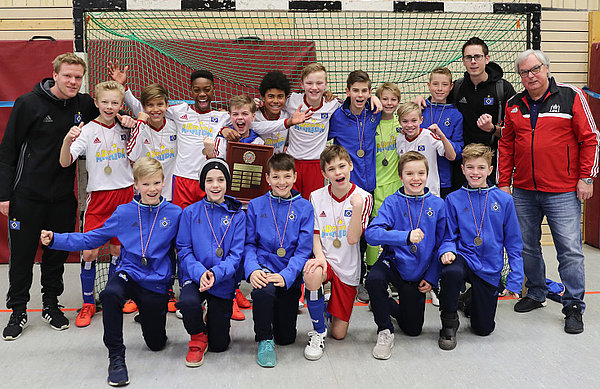 Die glücklichen Gewinner: Trainer Lennart Gudella (l.) mit seiner U12.