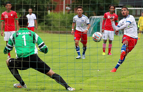 Adel Daouri verwandelt einen Strafstoß zum 1:0 für die U21 des HSV.
